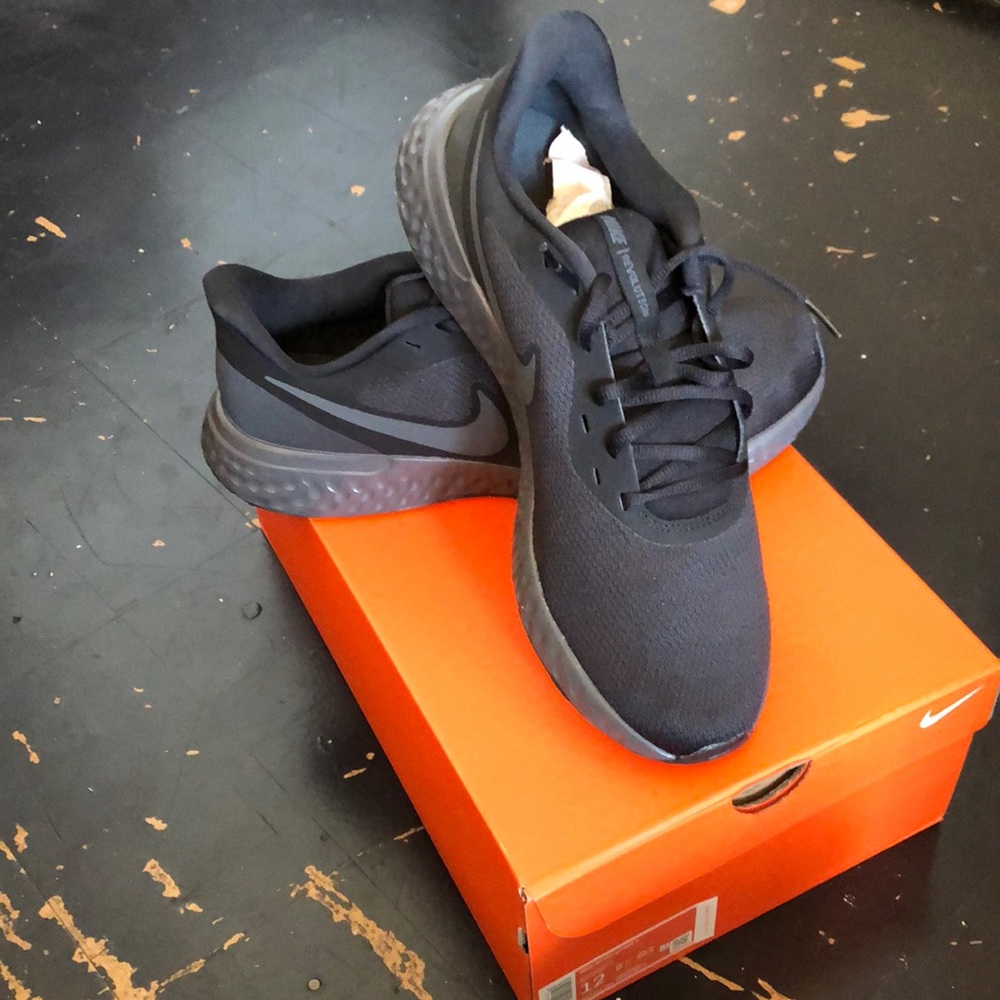 Nike Revolution 5